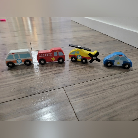 Wooden transport truck with rescue vehicles - Picture 4 of 5